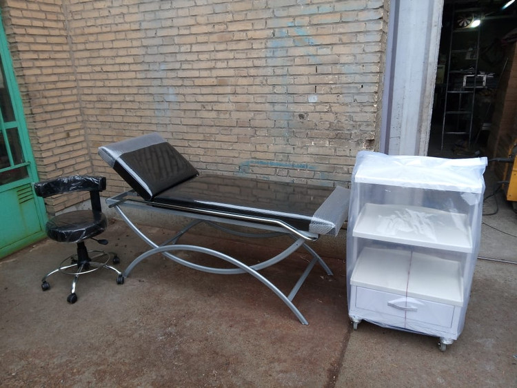 تخت معاینه زیرسر تاشو با پایه هلالی، فوم ۱۰ سانت، طراحی مقاوم و زیبا، قیمت تولیدی مستقیم.